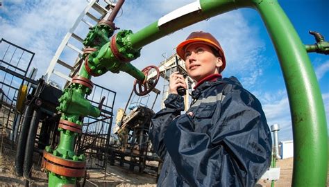 How to Become a Petroleum Engineer .